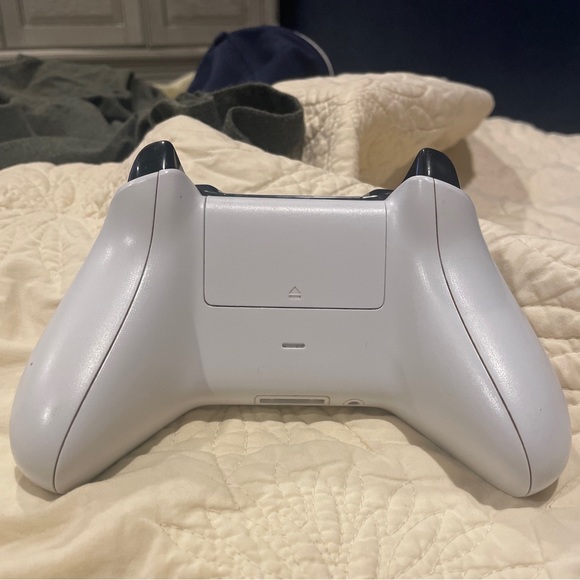 Xbox One S Console Bundle - Picture 2 of 12